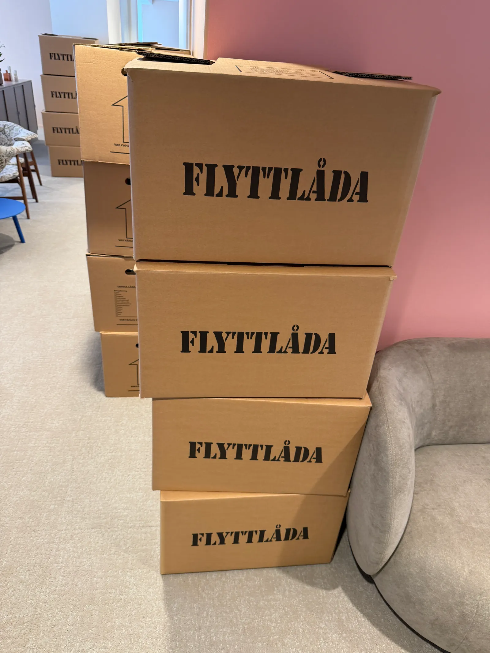 Flyttlådor märkta FLYTTLÅDA staplade och redo för en flytt.