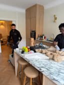 Rent badrum med blanka golv efter städning.