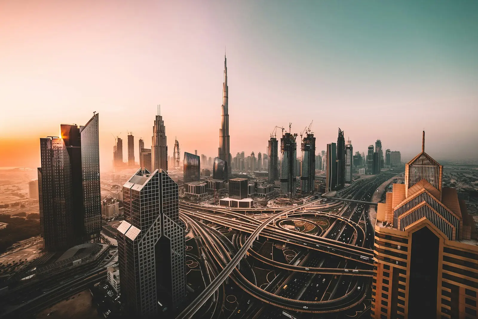 Flytta till Dubai från Sverige: guide med priser och regler 2026.