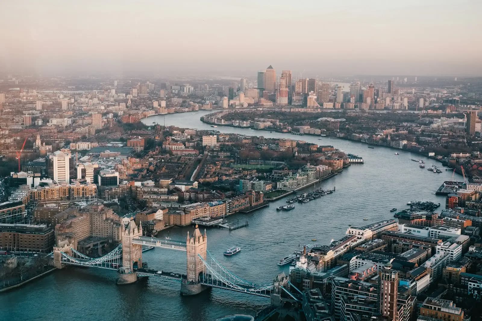 Flytta till England från Sverige: guide med priser och regler 2026.