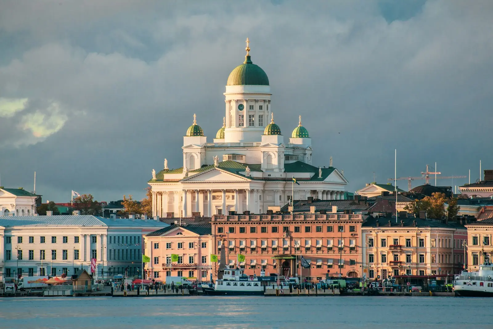 Flytta till Finland från Sverige: guide med priser och regler 2026.