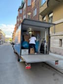 Flyttare från Nordflytt lastar en flyttbil på en gata på Östermalm i Stockholm.