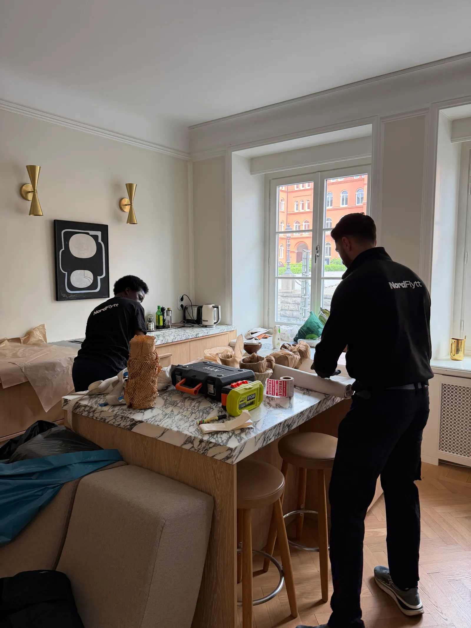 Flyttare från Nordflytt monterar inredning i en lägenhet vid en bostadsrättsflytt.