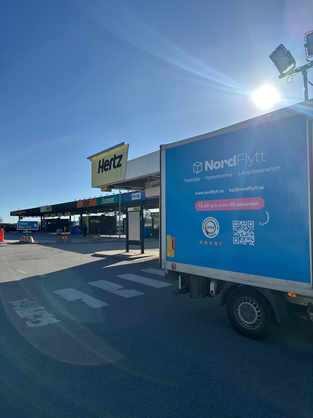 Nordflytts lastbil framför en Hertz-station