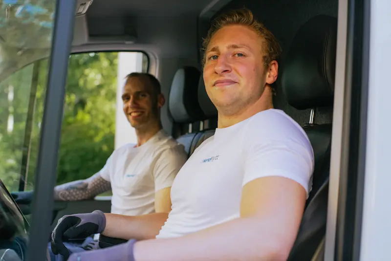 Nordflytt team vid lastbil redo för flyttuppdrag i Stockholm