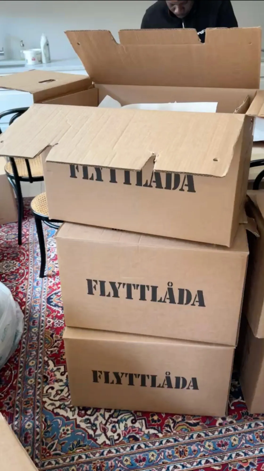Flyttlådor staplade i lägenheten