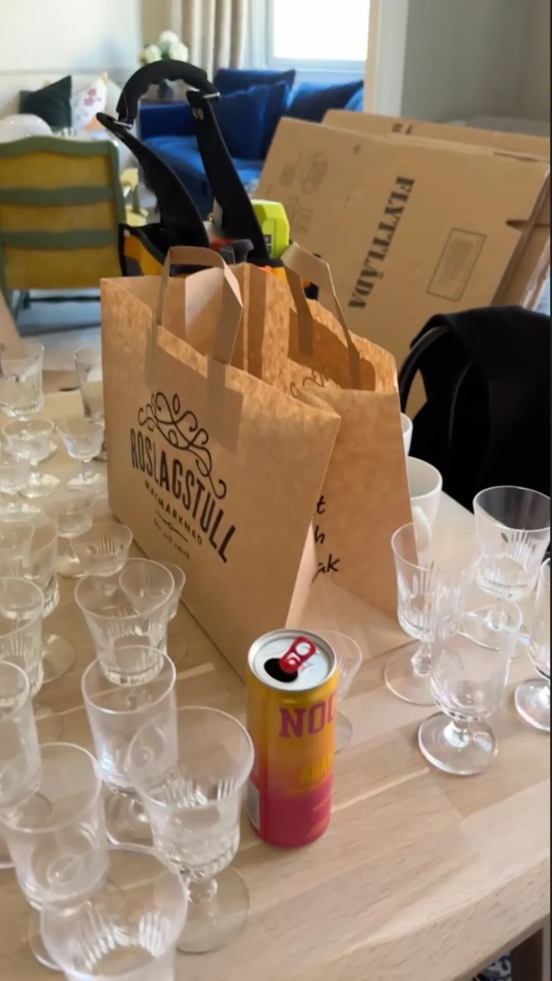 Kristallglas och vinglas uppradade på bordet innan packning