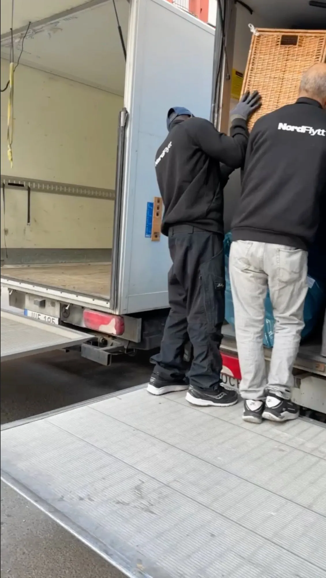 Teamet lastar vid bakgaveln på lastbilen