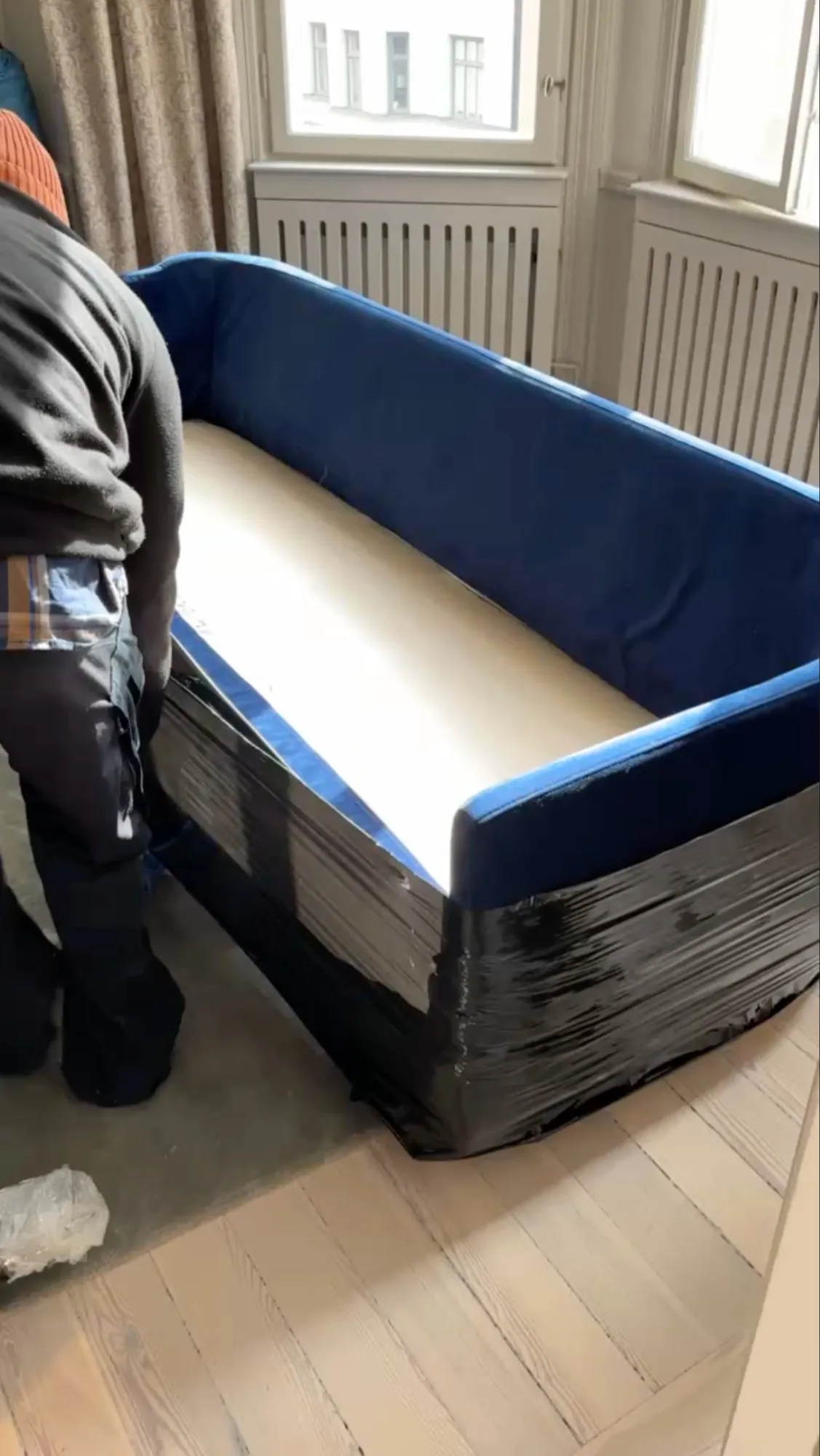 Soffa emballerad med sträckfilm