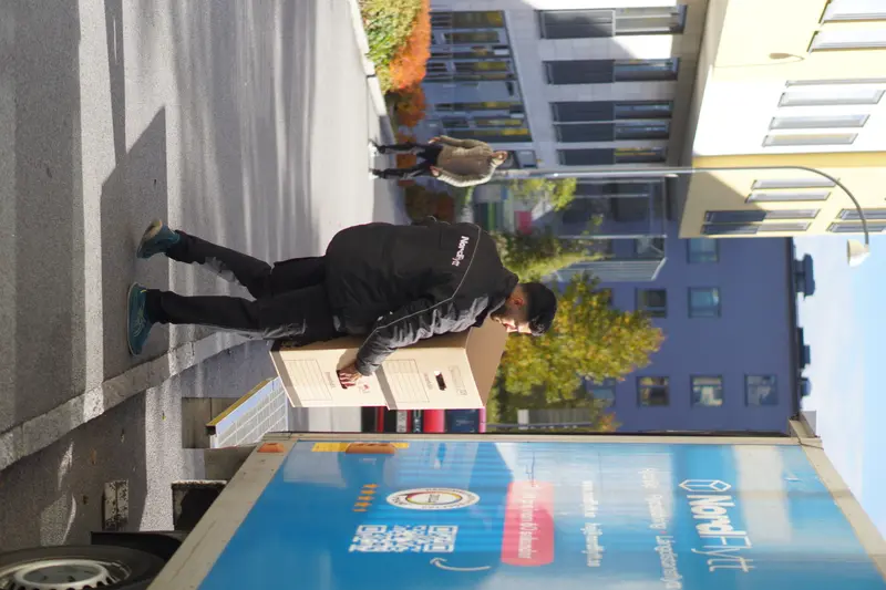 Nordflytt lastbil parkerad i gatumiljö under flytt