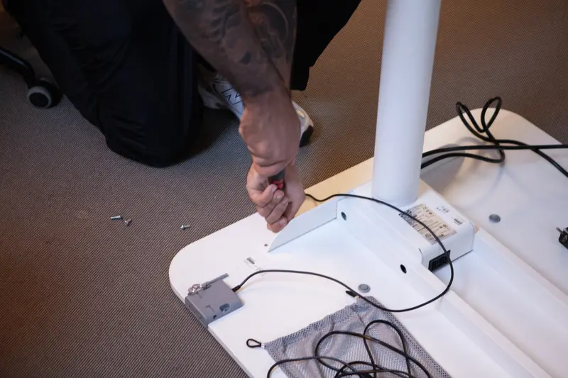 Montering av skrivbord vid kontorsflytt utförd av Nordflytt