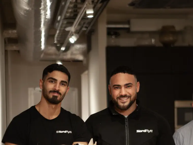 Nordflytt team ler efter avslutat uppdrag i Stockholm