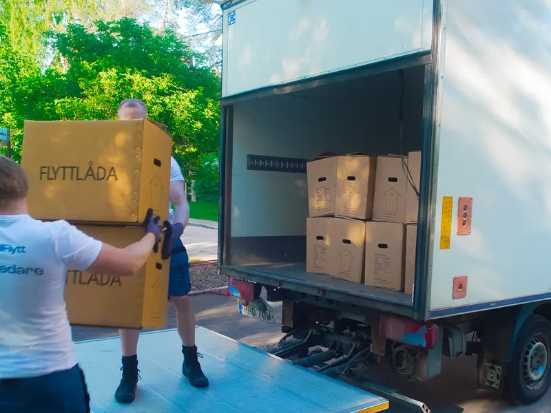 Nordflytt personal lastar flyttlådor på lastbil i Stockholm